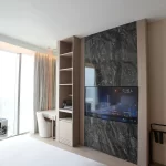 غرفة نوم مجهزة بأثاث عملي ومساحة واسعة