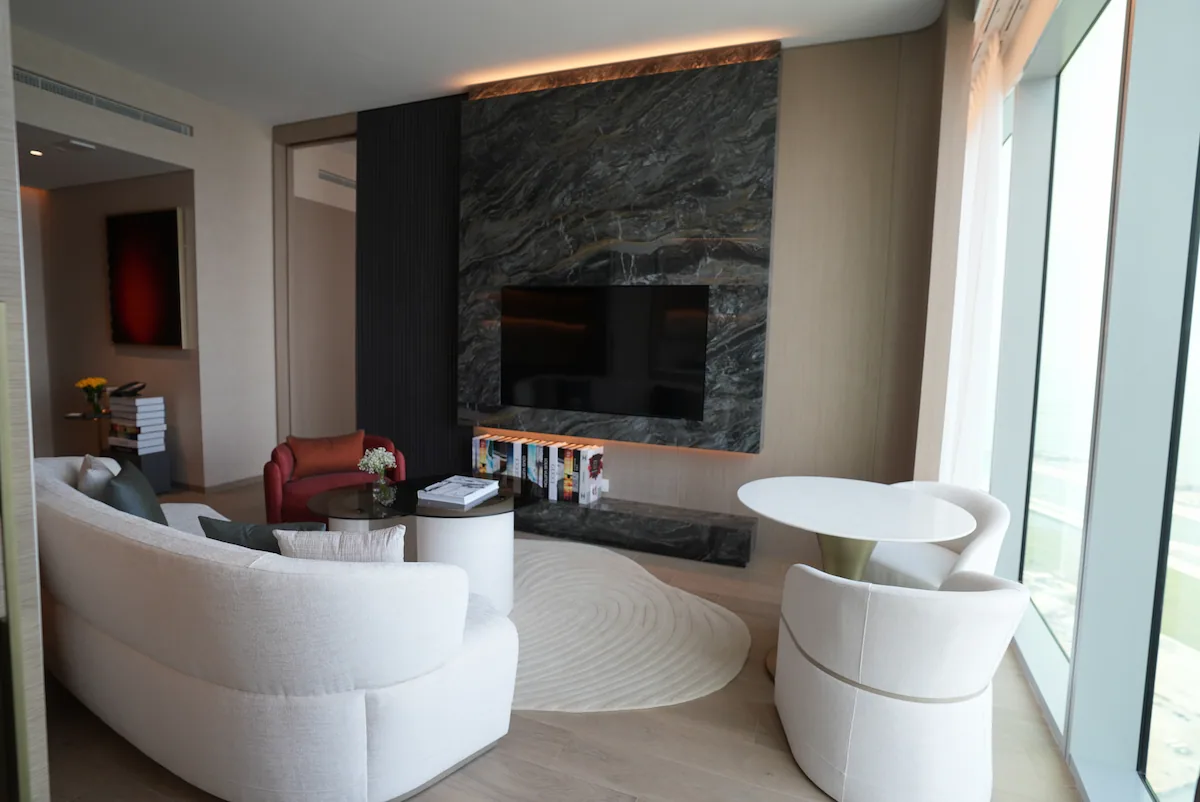 غرفة معيشة منظمة ومرتبة