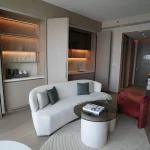 غرفة معيشة تجمع بين الراحة والإنتاجية