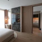 غرفة نوم منظمة مع مساحة تخزين ذكية