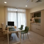 مكتب مع إضاءة طبيعية وجو هادئ