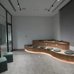 مكتب مع لمسات بسيطة وأنيقة