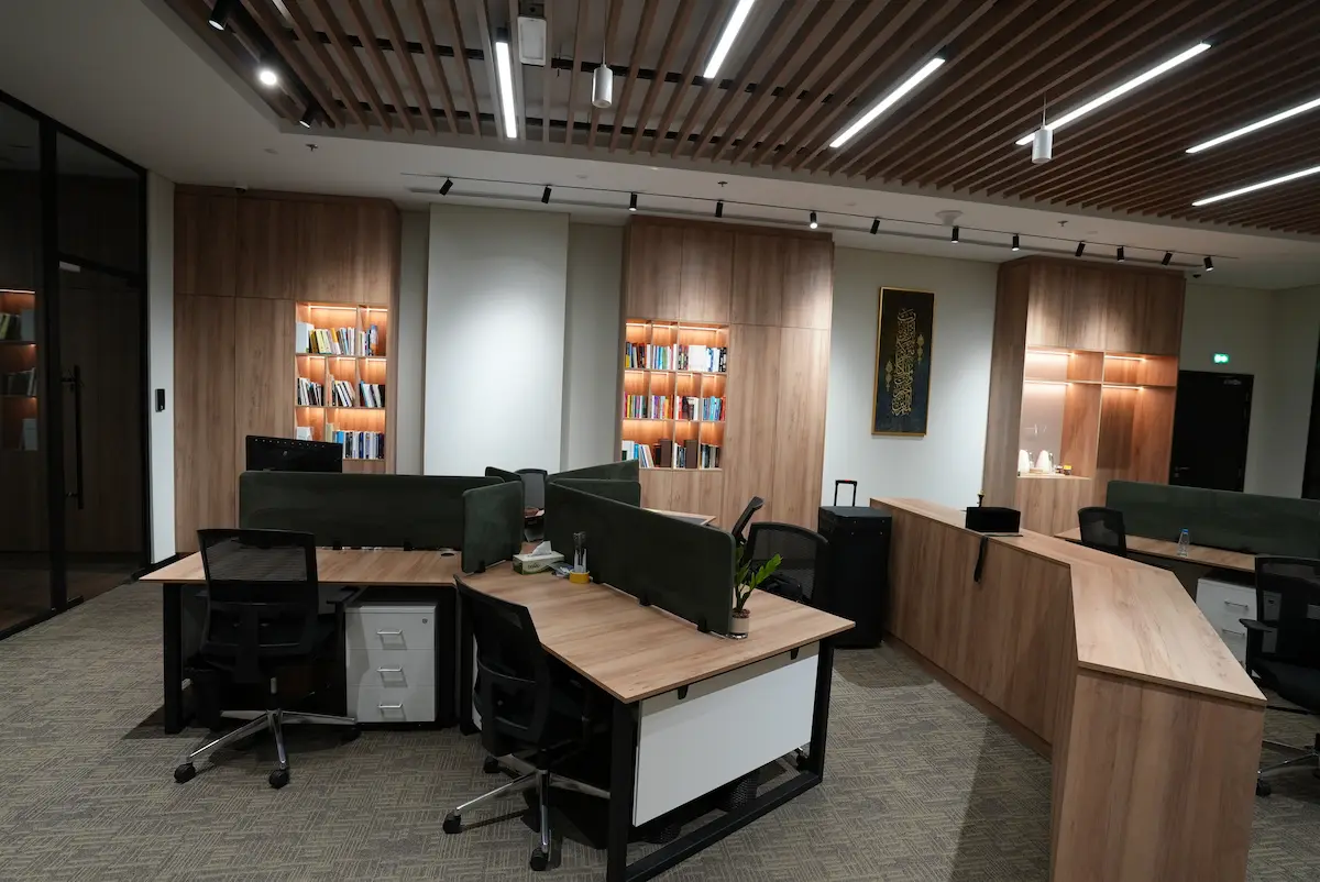 مكتب عصري بأدوات مكتبية أنيقة