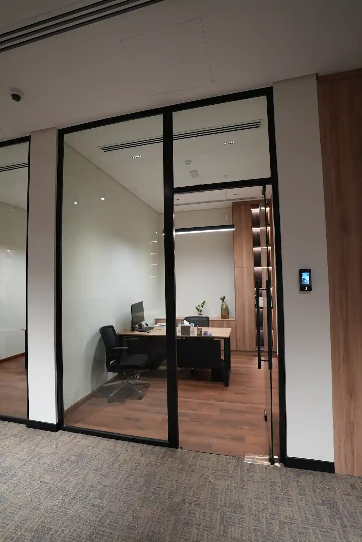 مكتب عملي مع ترتيب ذكي للأدوات