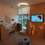 غرفة معيشة منظمة ومرتبة