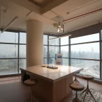 مكتب منظم مع مساحة للعمل