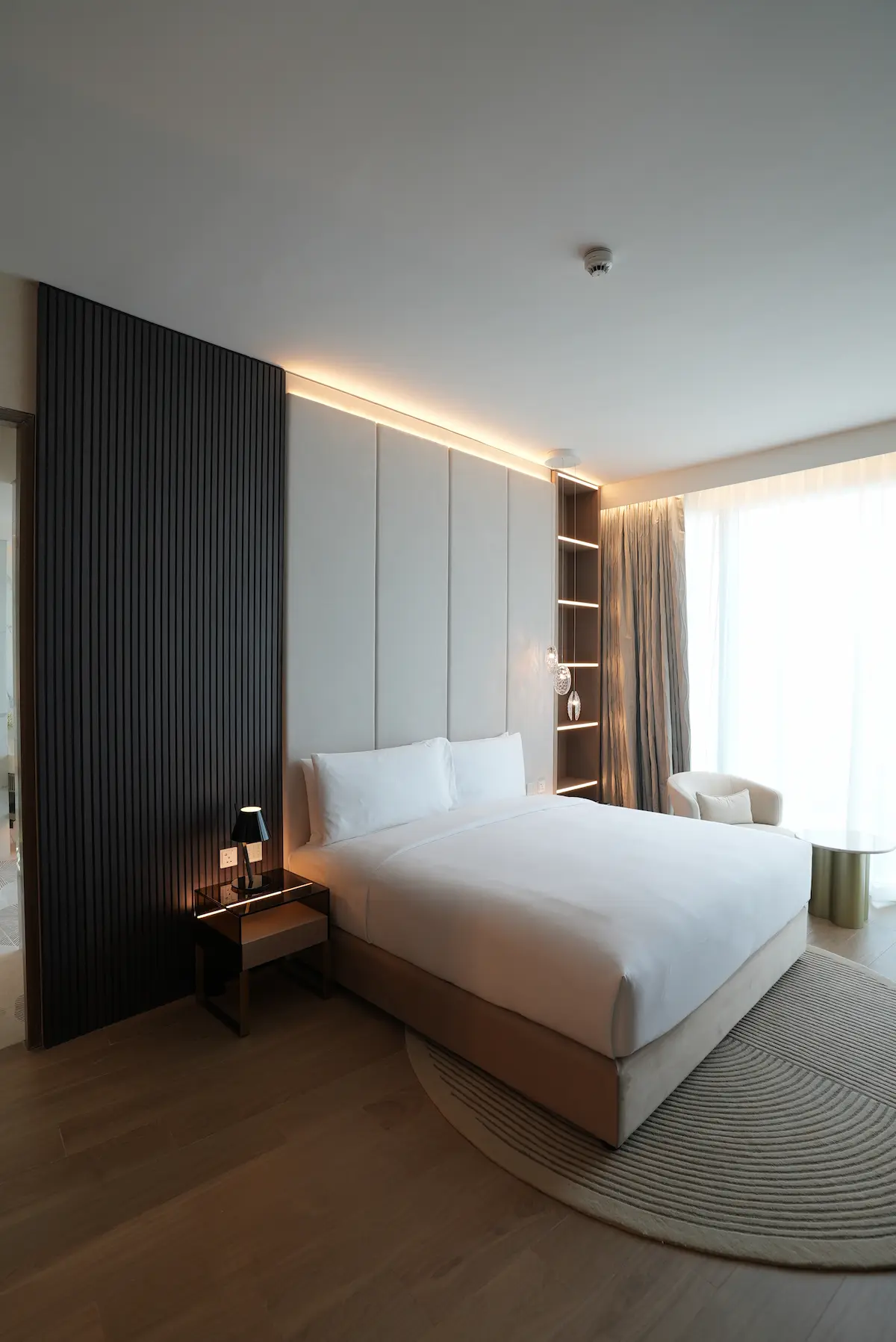 تصميم داخلي فاخر بخزائن مخصصة للمنازل والمكاتب