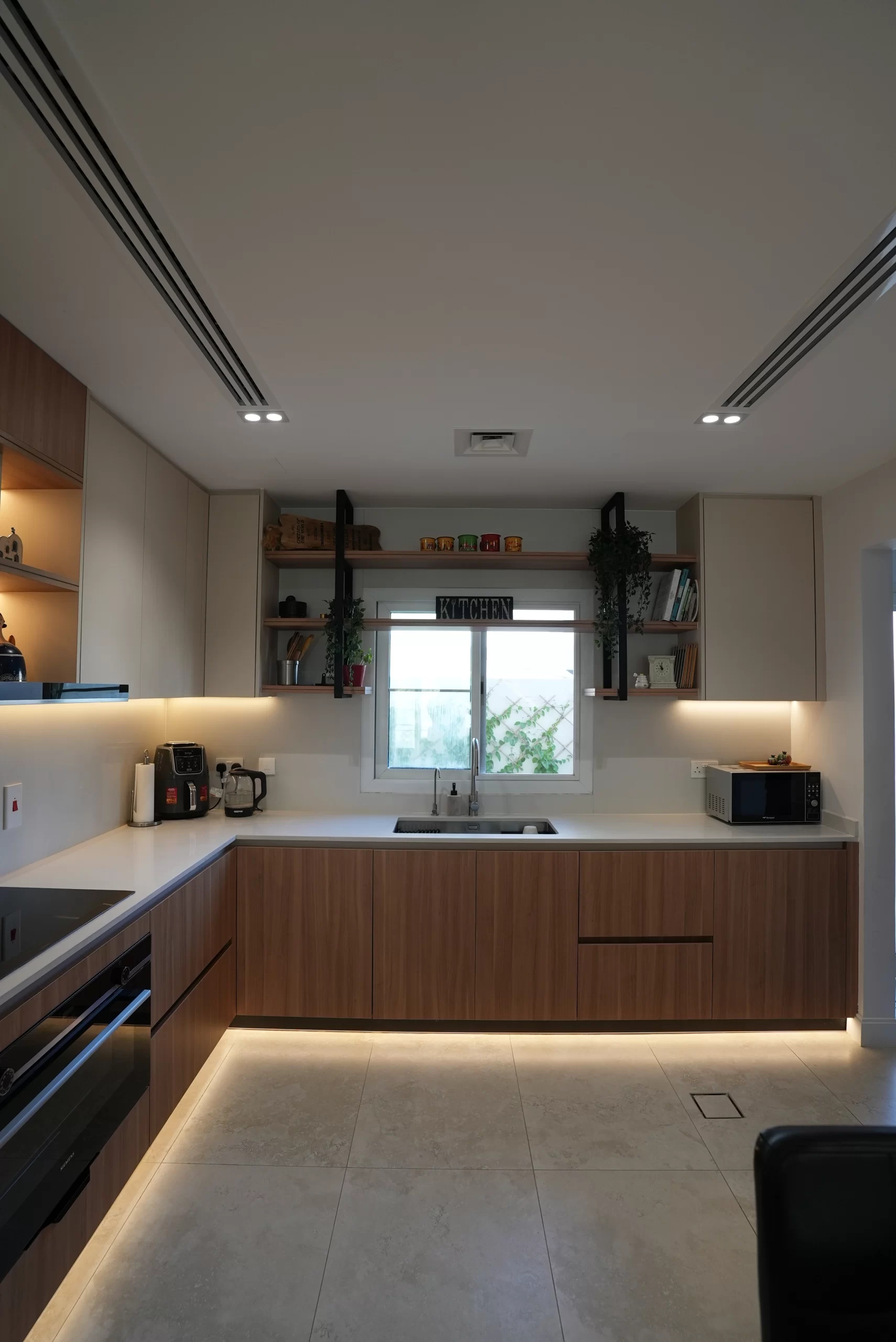 مطبخ بألوان محايدة وتشطيبات فاخرة