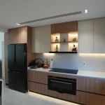 مطبخ مودرن مع إضاءة طبيعية