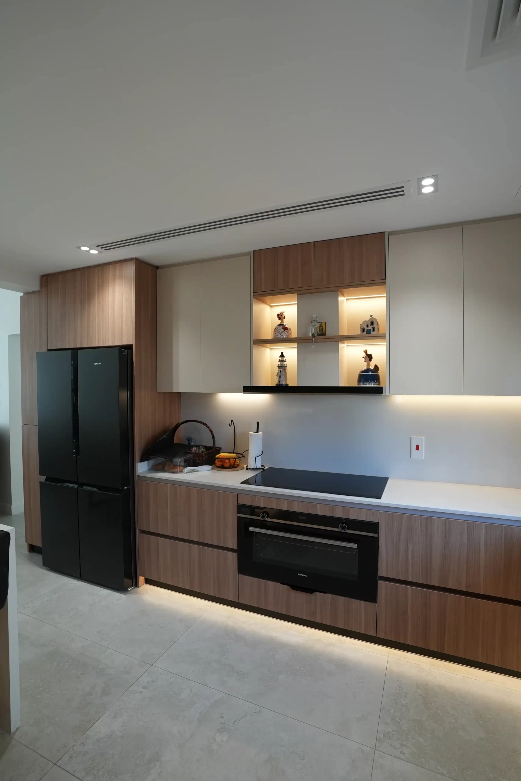 مطبخ مودرن مع إضاءة طبيعية