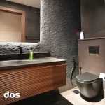 تصميم حمام عصري بألوان هادئة وخامات فاخرة