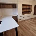 تصميم مكتب منولي فاخر بشكل حرف L