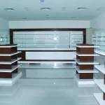 تصميم داخلي لصيدلية بأرفف خبية منفصلة في الامارات